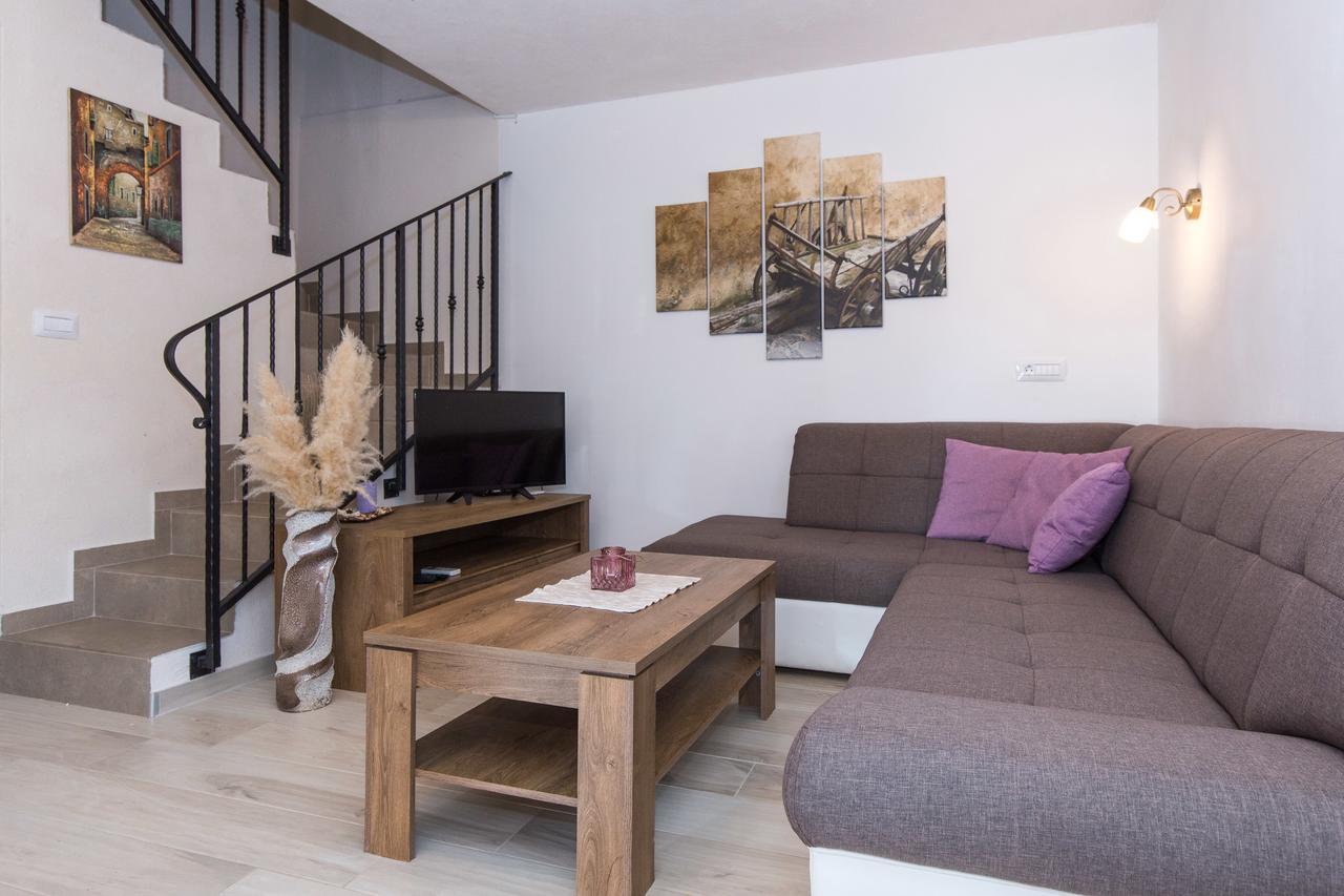 Holiday House Anabella Krk Town Buitenkant foto